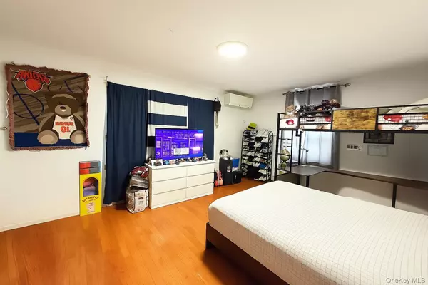 Fresh Meadows, NY 11366,73-60 198th ST