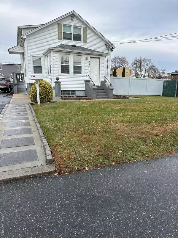 934 5th ST, West Babylon, NY 11704