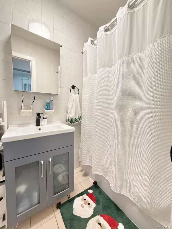 Woodhaven, NY 11421,9013 77th ST