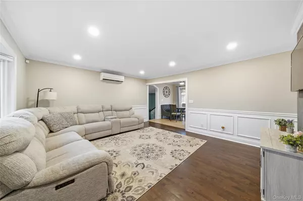 Babylon, NY 11702,32 Beachwood DR