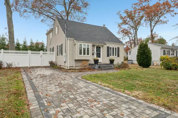 West Islip, NY 11795,515 McCall AVE