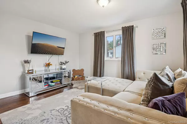 West Islip, NY 11795,515 McCall AVE