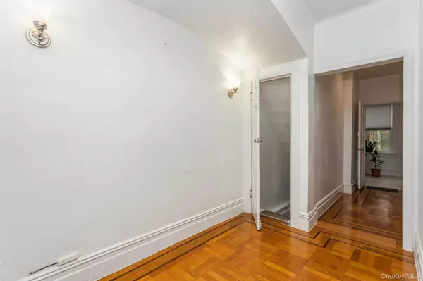 Bronx, NY 10462,1646 Radcliff AVE