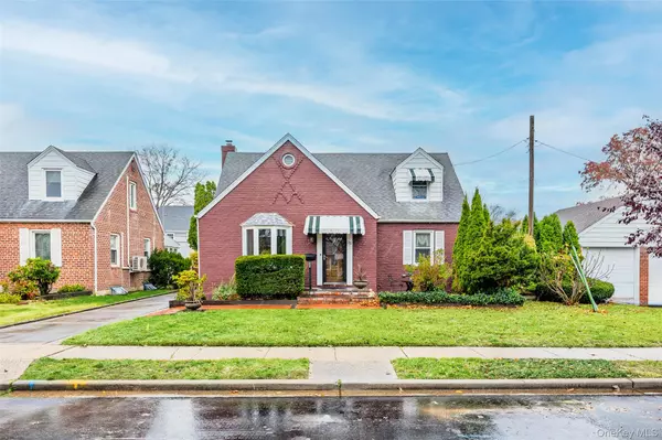 35 Lipton LN, Williston Park, NY 11596