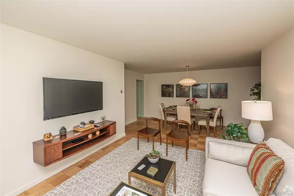 West Babylon, NY 11704,13 Captains DR