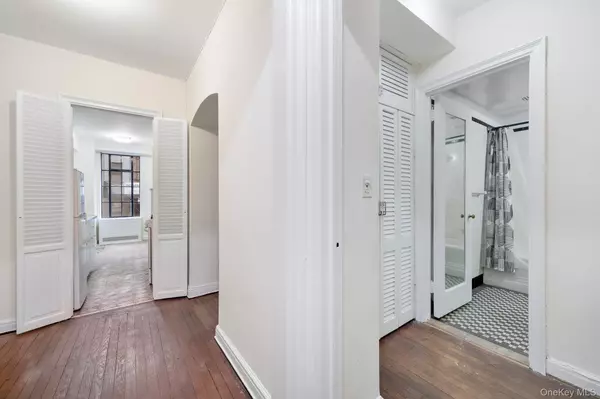 New York (manhattan), NY 10019,353 W 56th ST #2D