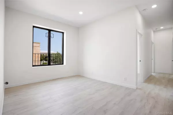 Woodhaven, NY 11421,8622 Jamaica AVE #2R