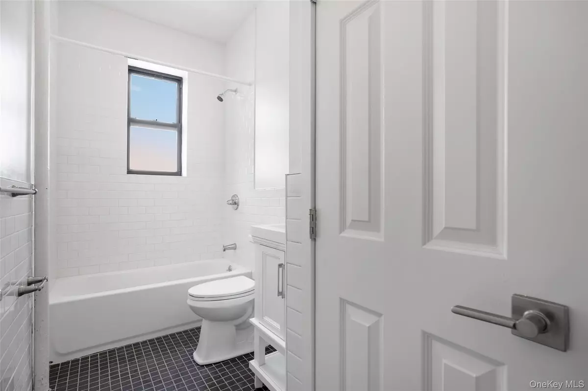 Woodhaven, NY 11421,8622 Jamaica AVE #2R