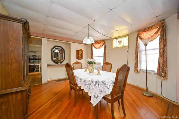 Woodhaven, NY 11421,84-23 90 ST