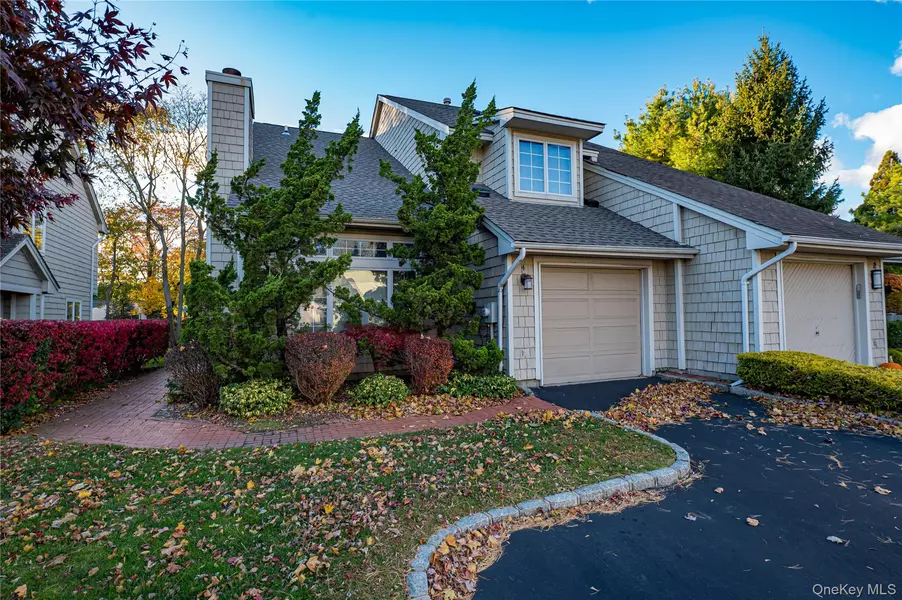 4 Cedar Ridge LN, Bay Shore, NY 11706