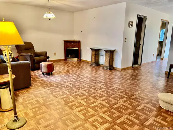 Holtsville, NY 11742,46 Blue Point RD