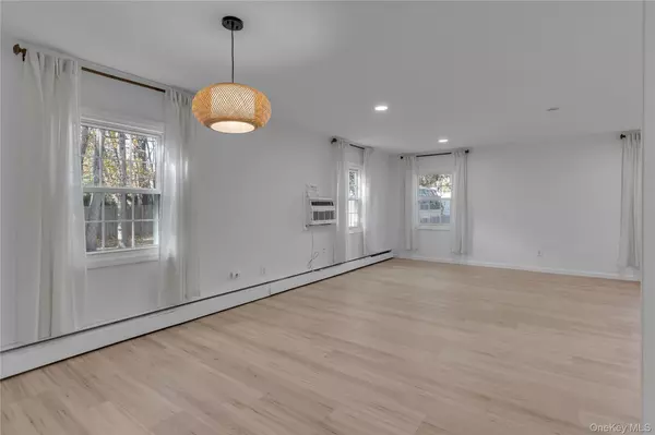 Coram, NY 11727,4 Hillsdale LN