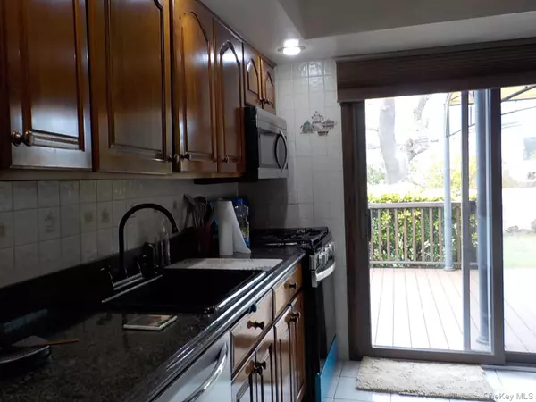 Commack, NY 11725,12 Sycamore LN