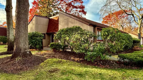 82 Strathmore Gate DR, Stony Brook, NY 11790