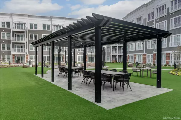 Lindenhurst, NY 11757,75 E Hoffman AVE #4034