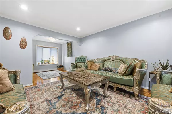 Carle Place, NY 11501,120 Bruce TER