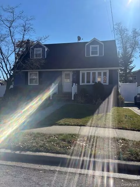 84 E Greenwich AVE, Roosevelt, NY 11575