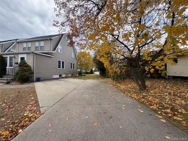 Glen Head, NY 11545,3 Brookwood ST