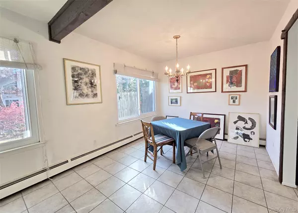 Coram, NY 11727,48 Glenmere LN