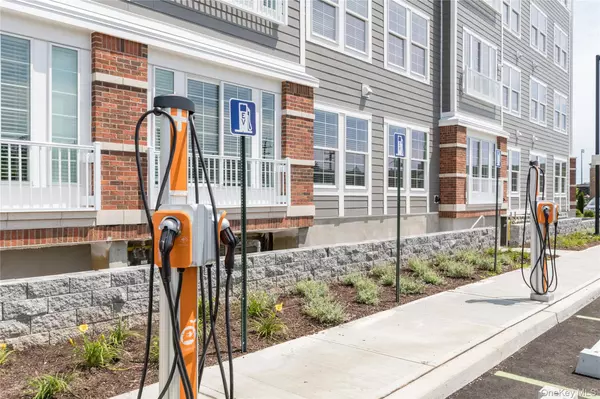 Lindenhurst, NY 11757,75 E Hoffman AVE #4038