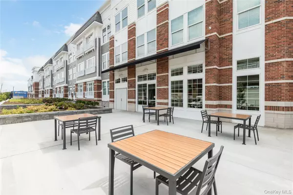 Lindenhurst, NY 11757,75 E Hoffman AVE #4038