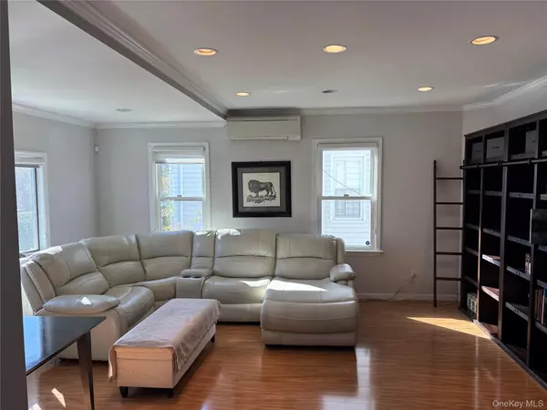 Mineola, NY 11501,176 Garfield AVE