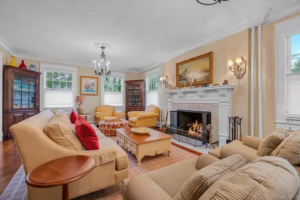 Great Neck, NY 11021,1 Deepdale DR