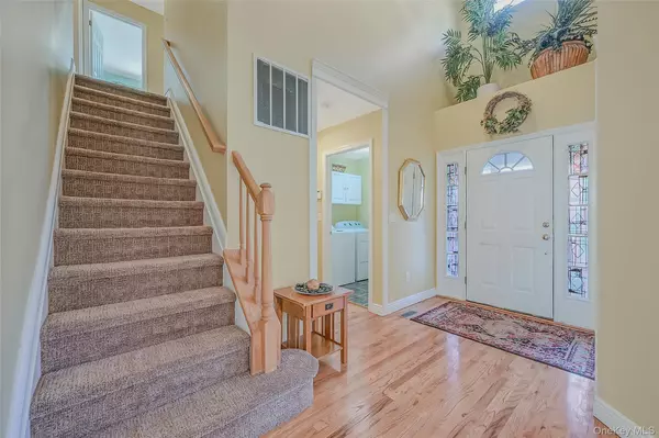 Ridge, NY 11961,70 Gull Dip RD