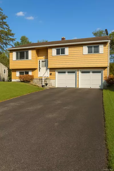 5 Cayuga DR, Wappingers Falls, NY 12590