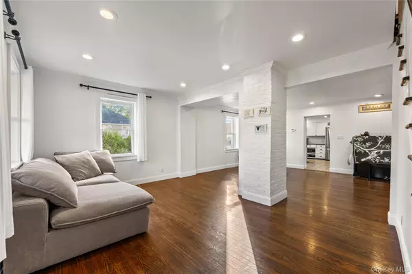 Glen Head, NY 11545,9 Hillside AVE