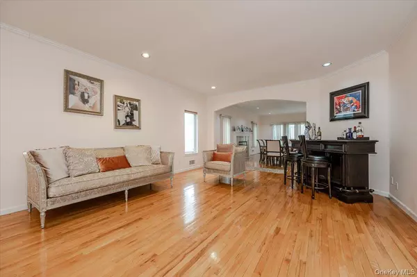 Great Neck, NY 11023,11 Drury LN