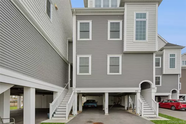 East Rockaway, NY 11518,352 Marina Pointe DR #352