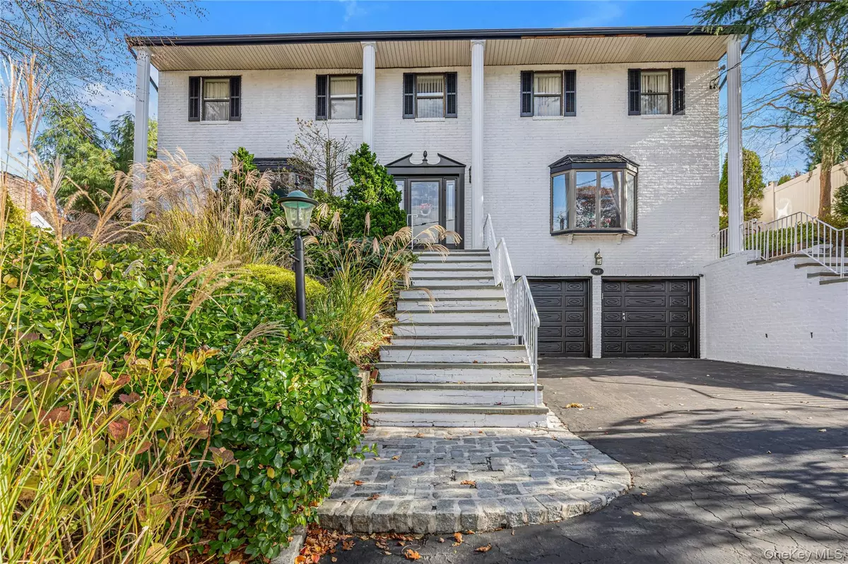 Glen Head, NY 11545,2 Coolidge AVE #T