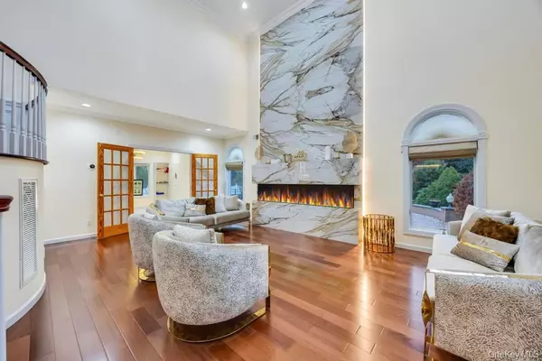 Melville, NY 11747,2 Old Bridge CT