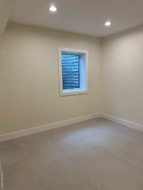 Westbury, NY 11590,49 Pilgrim LN