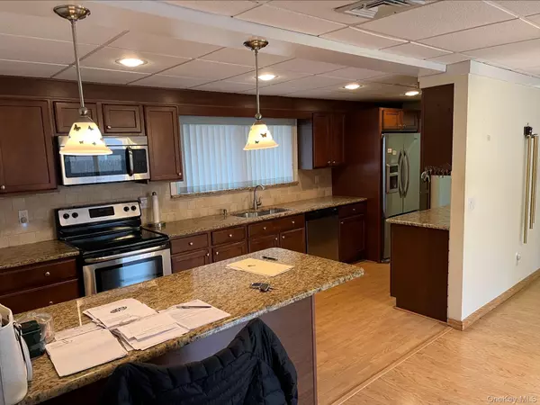 Lake Grove, NY 11755,10 Pine ST