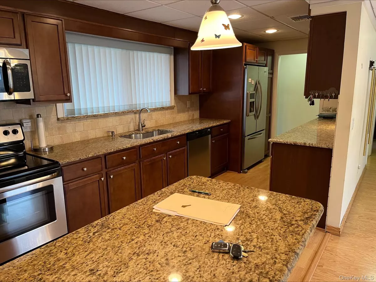 Lake Grove, NY 11755,10 Pine ST