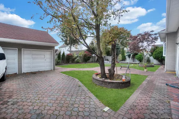 Baldwin, NY 11510,810 Wallace AVE