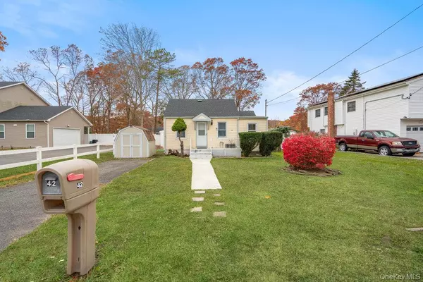 42 Mayfield DR, Mastic Beach, NY 11951