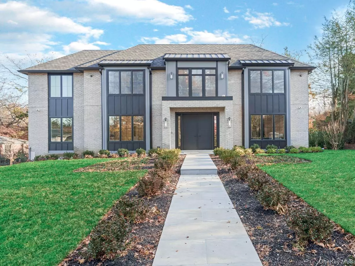 Great Neck, NY 11021,6 Hickory DR