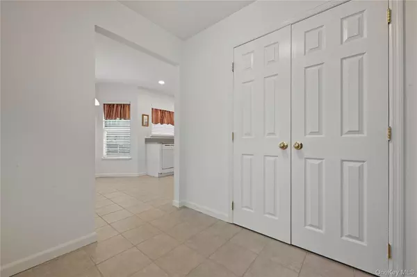 Smithtown, NY 11787,12 Merrimack RD