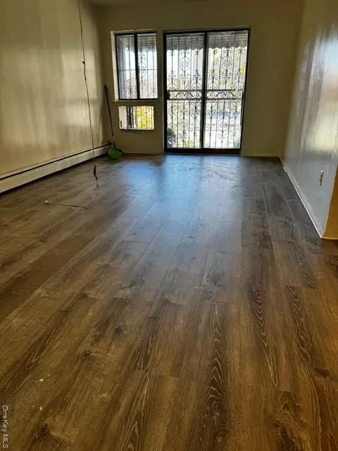 Elmhurst, NY 11373,45-08 82th
