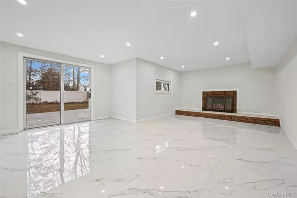 Centereach, NY 11720,42 Holiday Park DR