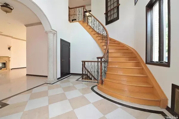 Forest Hills, NY 11375,10835 66th RD