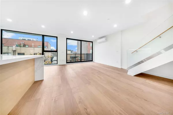 Astoria, NY 11102,30-24 32nd ST #4A