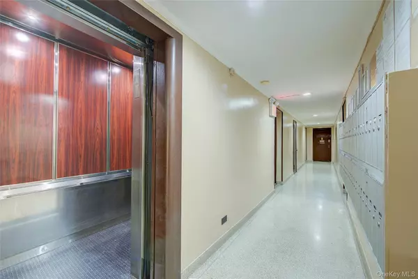 Forest Hills, NY 11375,100-25 Queens BLVD #7FF