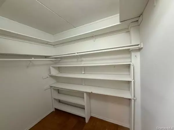 Mineola, NY 11501,100 Clinton AVE #1V