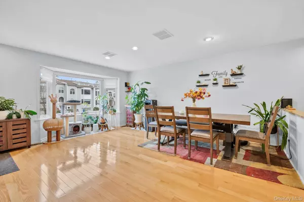 Douglaston, NY 11362,242-25A Oak Park DR