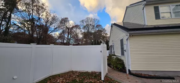 Coram, NY 11727,21 Camp Fire LN