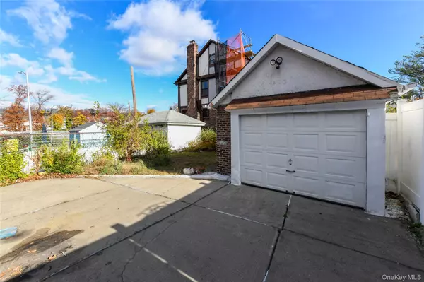 Jamaica Hills, NY 11432,82-59 172nd ST